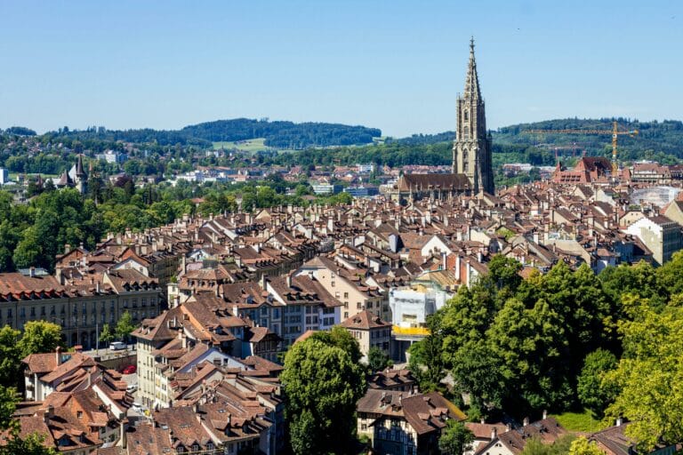 Blick über die Altstadt von Bern mit dem Münster